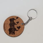 Porte-clé en liège naturel- 3 éléphants avec 3 cœurs- chaînette en acier inoxydable et œillet- épaisseur 3 mm- forme ronde 50 mm